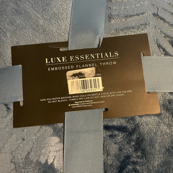 LUXE ESSENTIALS EMBOSSED FLANNEL THROW NWT - Picture 2 of 2